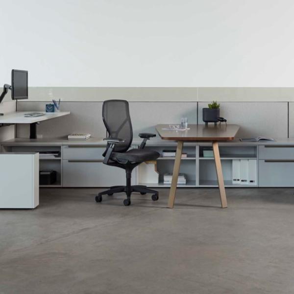 Stride panels for support and power distribution and gallery panels for easy-to-clean space division are the foundation for workstations in the open plan.